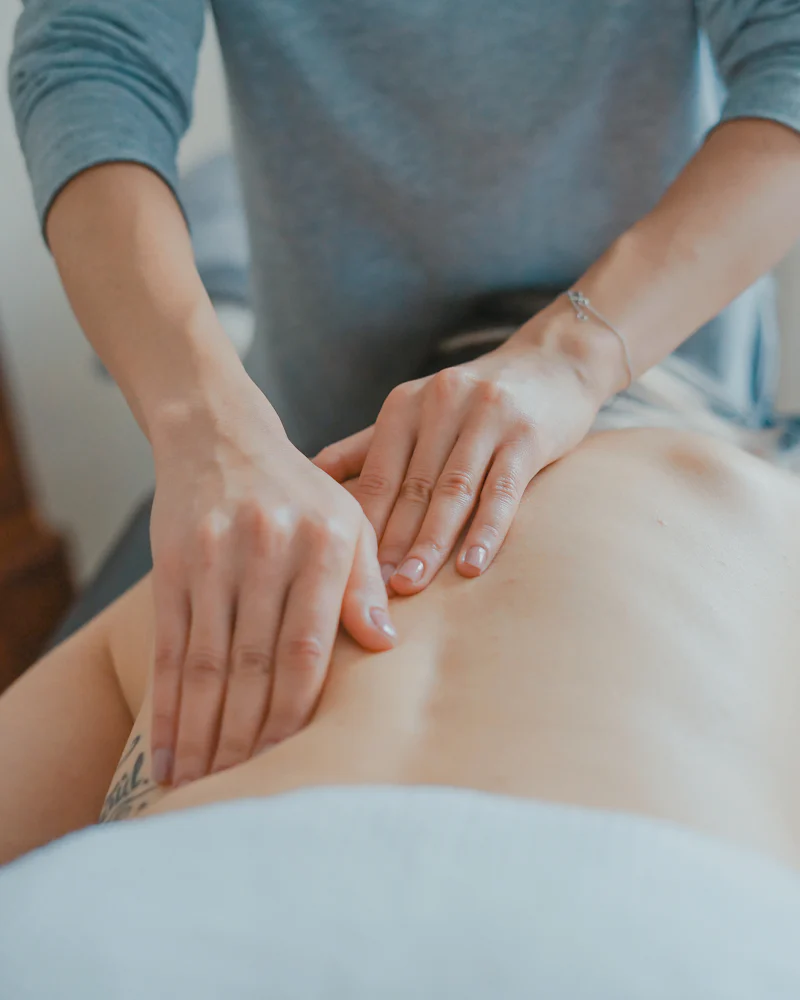 Genrebild: ryggmassage på en massagebänk.